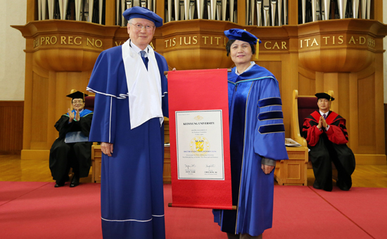 신일희 총장과 쉬린 주임이 학위기 수여 후 기념촬영을 하고 있다 홍보팀