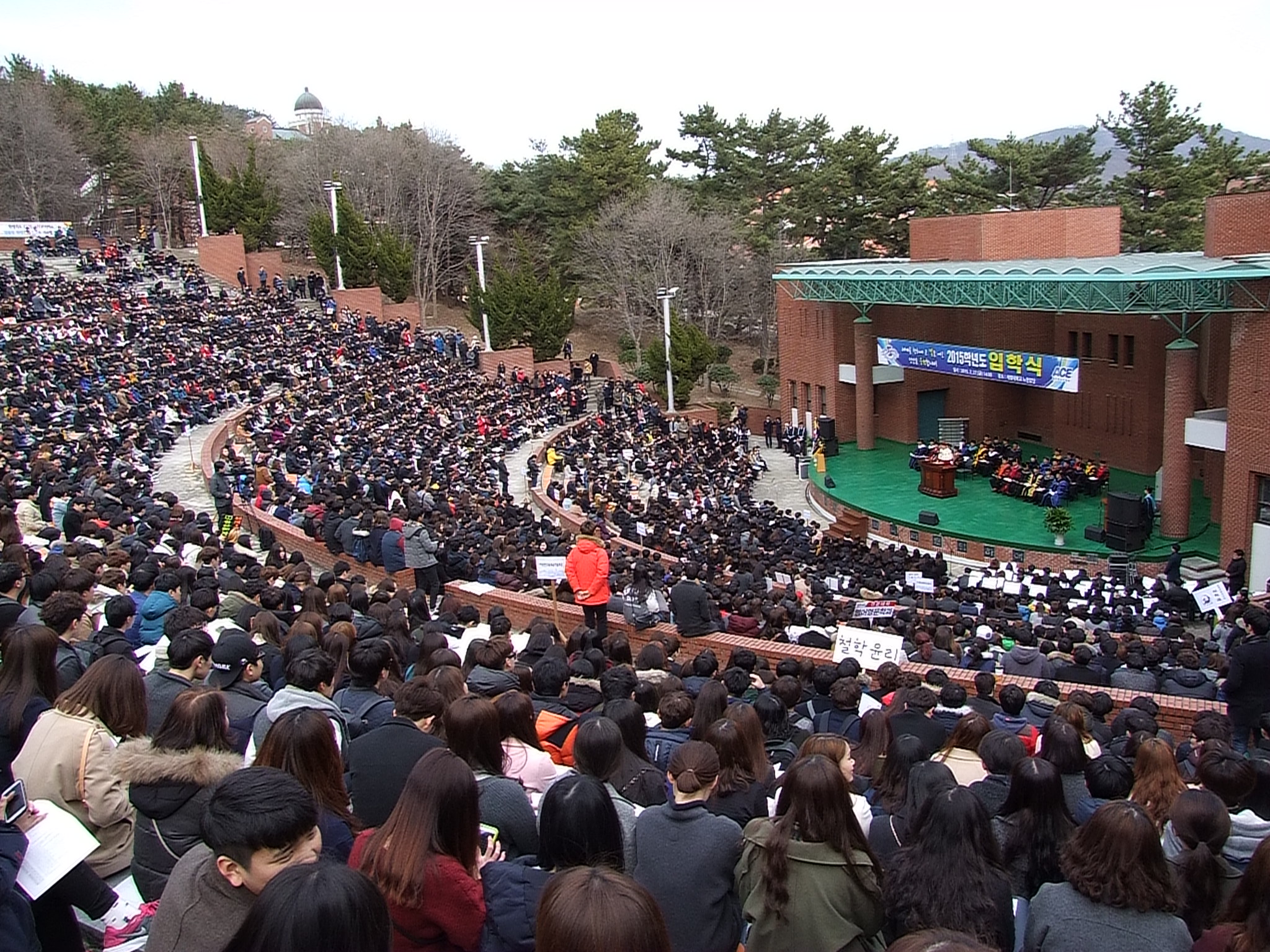 2015학년 입학식에서 신일희 총장이 환영사를 전하고 있다. 왼쪽 아래 사진은 2015학년도 입학식에서 신입생 대표로 선언한 정은주(경찰행정학·1) 씨. 정은주 씨는 비사스칼라 장학생으로 선발되었다 이연희 기자
