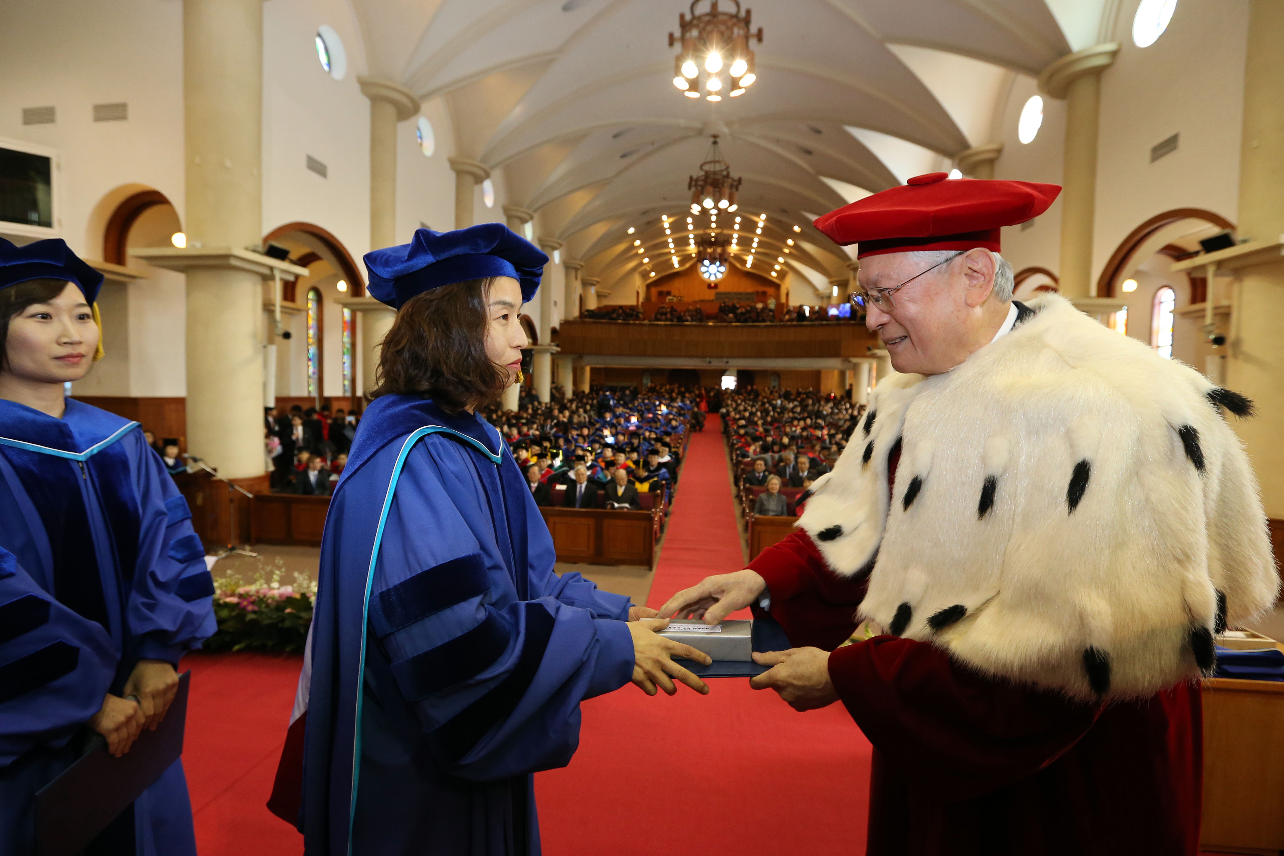 2014학년도 대학원 학위수여식에서 정미림(유아교육·박사과정) 씨가 우수논문상을 받고 있다 홍보팀