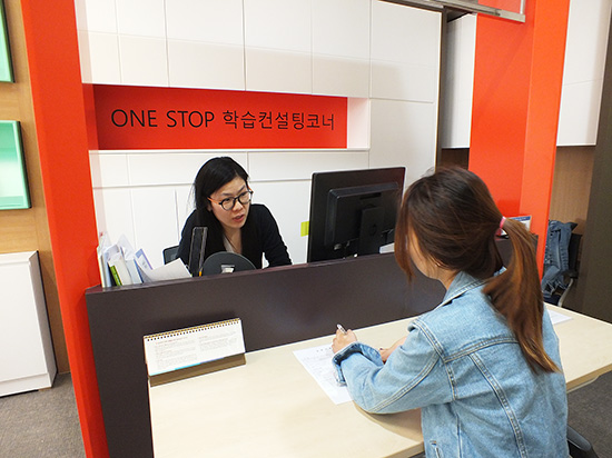 6300 ONE STOP 학습 컨설팅 코너에서 학생이 맞춤 상담을 받고 있다 박지원 기자