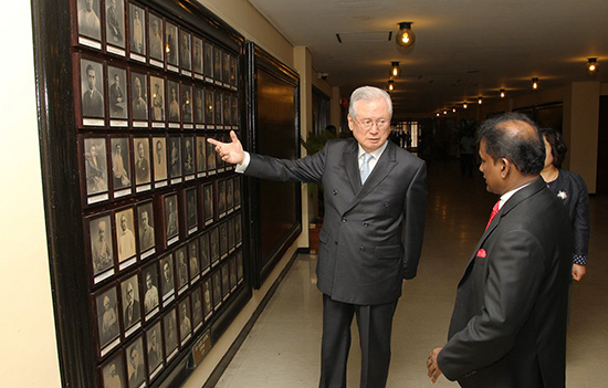 지난 3월, 신일희 총장이 틸랑카 국회의원과 스리랑카 국회의사당을 둘러보고 있다 홍보팀