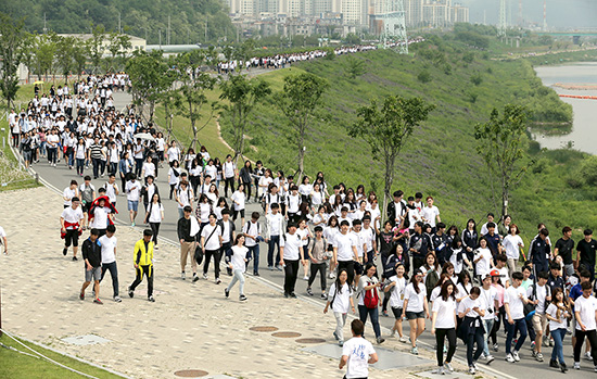 지난 11일 진행된 계명 청춘 한마음 걷기 대회에서 우리학교 학생들이 코스를 걷고 있다. 홍보팀
