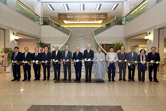 지난 12일 행소박물관에서 '우리학교 소장 국보·보물 탁본전 개막식에서 테이프 커팅을 진행하고 있다. 홍보팀