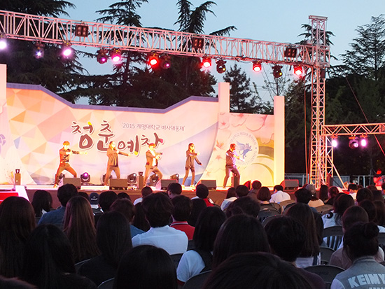 지난 13일 관현익과 학생들이 ‘2015 비사대동제’ Shall We Dance 결선을 치르고 있다. 이연희 기자