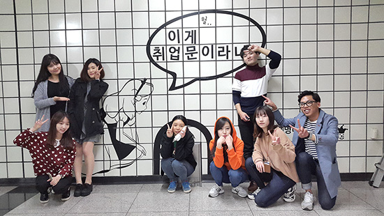 계명대역 포토존 프로젝트 기획하고 진행한 문화기획단체 '광대팀' 사진은 위 왼쪽부터 차례대로 우리학교 박정주(International Business·2) 씨, 김보람(광고홍보학·4) 씨, 대구가톨릭대 김영범(의생명과학·3) 씨, 아래 왼쪽부터 우리학교 최경민(언론영상학·3) 씨, 대구대 김소미(지역사회개발복지학·10학번) 씨, 우리학교 권수경(광고홍보학·4) 씨, 영남대 김유신(국사학·3) 씨, 대구가톨릭대 강준혁(광고홍보학·3) 씨 광대팀