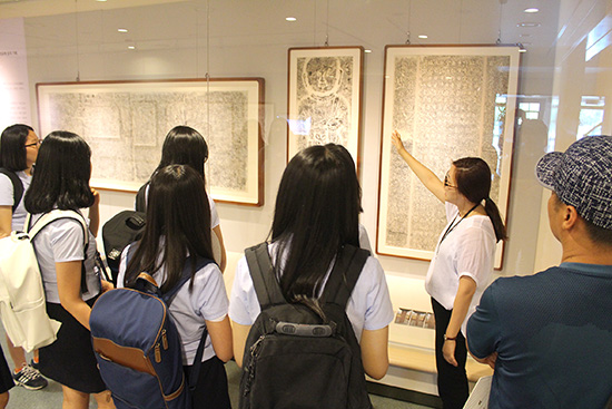 지난 5월 27일, 큐레이터가 행소박물관에서 관람하고 있는 학생들에게 탁본전을 설명하고 있다 임성옥 기자