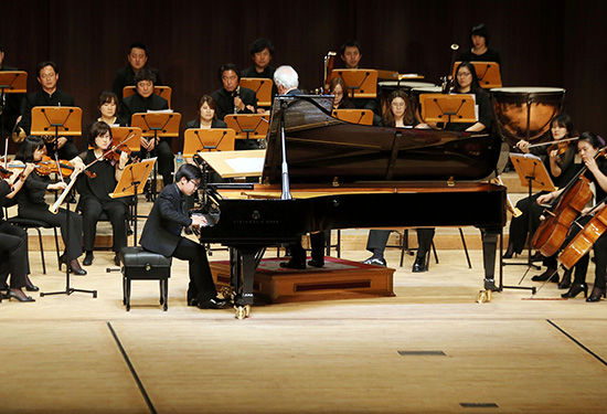 지난 5월 21일, 주니어 부분에서 우승한 선율 씨가 우승자 연주횡[ㅔ서 피아노를 연주하고 있다. 홍보팀