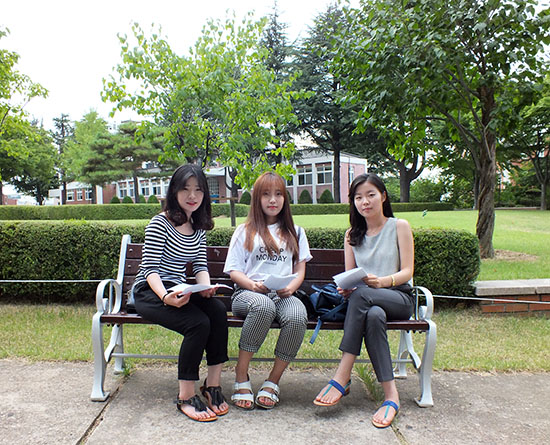 밀라노 특별전시회에 참가한 학생들. (왼쪽부터 김태화, 홍혜린, 김혜리 씨) 김우빈 준기자