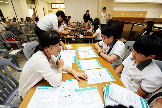 중학생들이 진로탐색검사 및 상담을 받고 있다 홍보팀