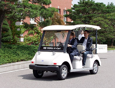 지난 4일 ‘계명 카리타스 전동카트 전달식’ 후 본관 앞에서 시승 행사를 가졌다. 이연희 기자