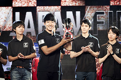 지난 7월 12일, 'GT아카데미 일본파이널'에서 우승한 이정우 씨가 우승 트로피를 들고 있다. 이정우 씨