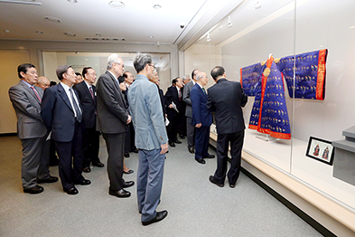 지난 10월 13일 행소박물관 동곡실(특별전시실)에서 신일희 총장을 비롯해 개막식에 참여한 관계자들이 영천왕비 적의를 감상하고 있다 홍보팀