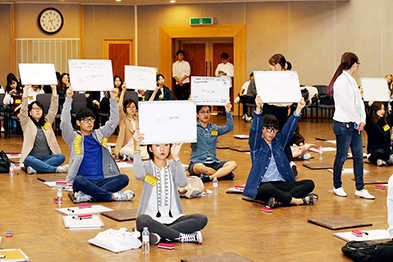 10월 8일에 열린 ‘제2회 전국 계명-괴테 골든벨’에서 참가 학생들이 답을 들어 보이고 있다. 홍보팀