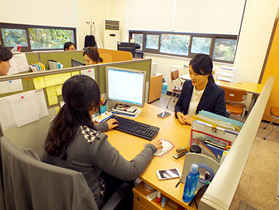 우리학교 학생이 대학창조일자리센터에 방문해 컨설턴트에게 취업 상담을 받고 있다. 임성옥 기자