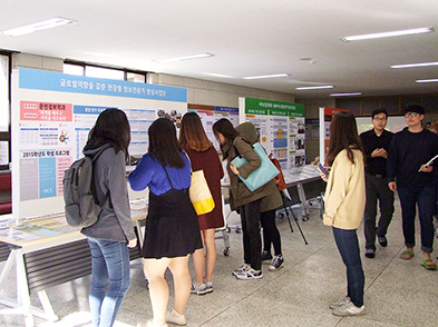 지난 10월 28일에 열린 ‘대학특성화사업 CK-1 페스티벌’에서 구바우어관 2층에 전시되어 있는 5개 사업단에 대한 소개 및 자료를 학생들이 살펴보고 있다. 이연희 기자