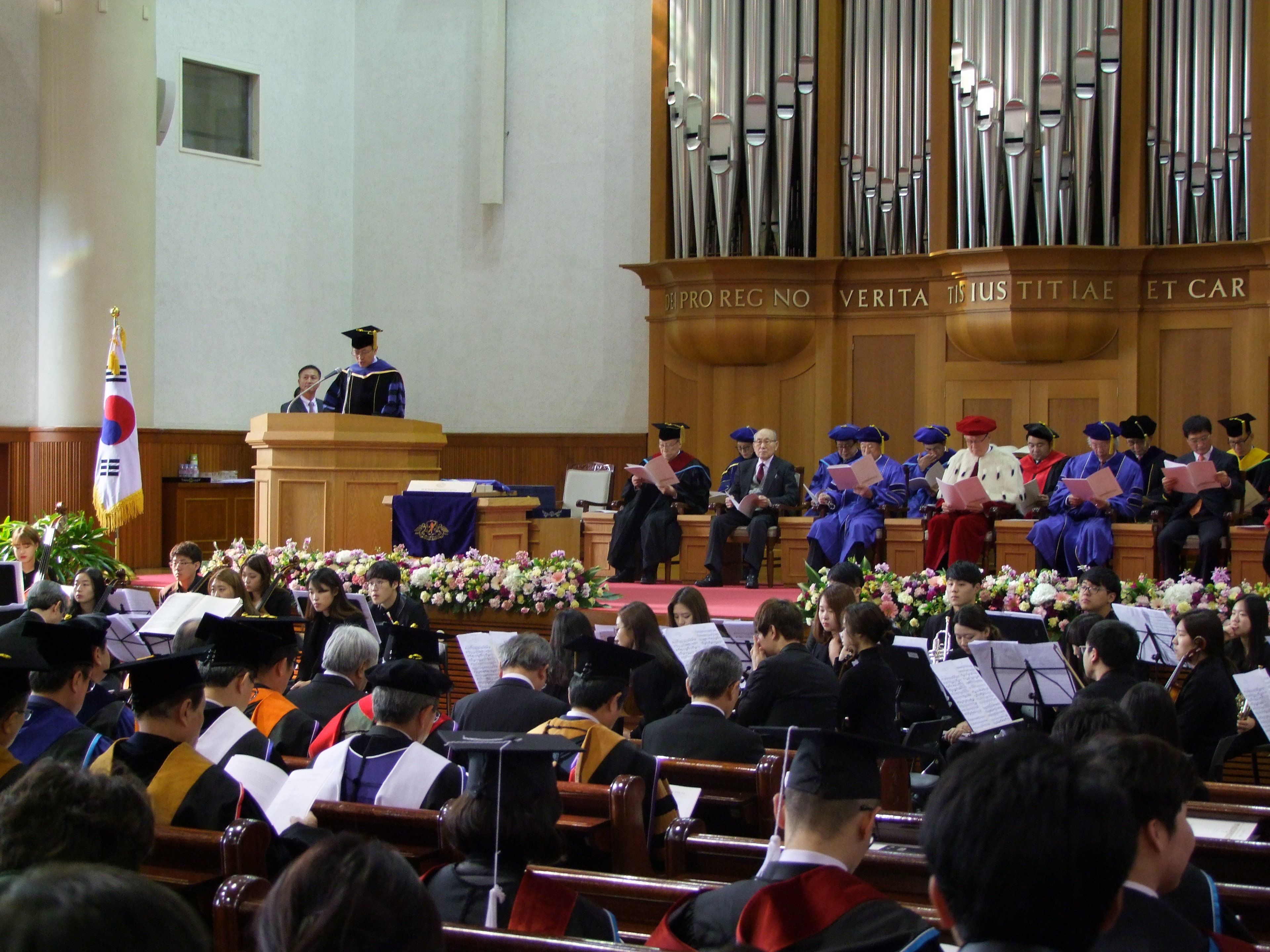 지난 2월 16일 아담스채플에서 열린 ‘2015학년도 대학원 학위수여식’에서 황재범(기독교학) 교목실장이 성경봉독을 하고 있다. 서승완 기자