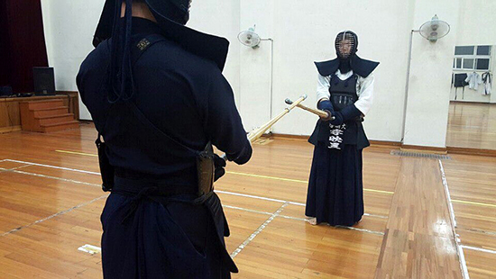 이영욱 씨가 체육관에서 검도 연습을 하고 있다. 이영욱 씨