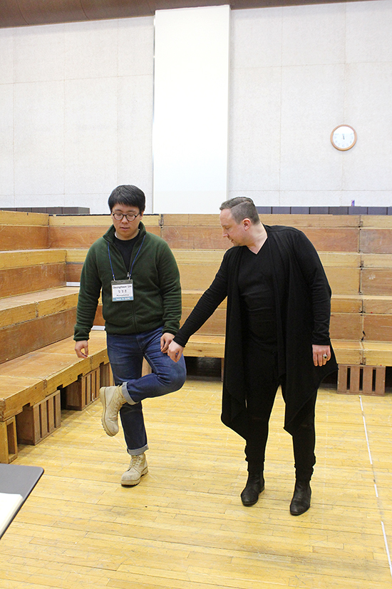 연출가 핸드릭 뮐러(Hendrik Müller)가 참여 학생을 지도하고 있다. <박지원 기자>