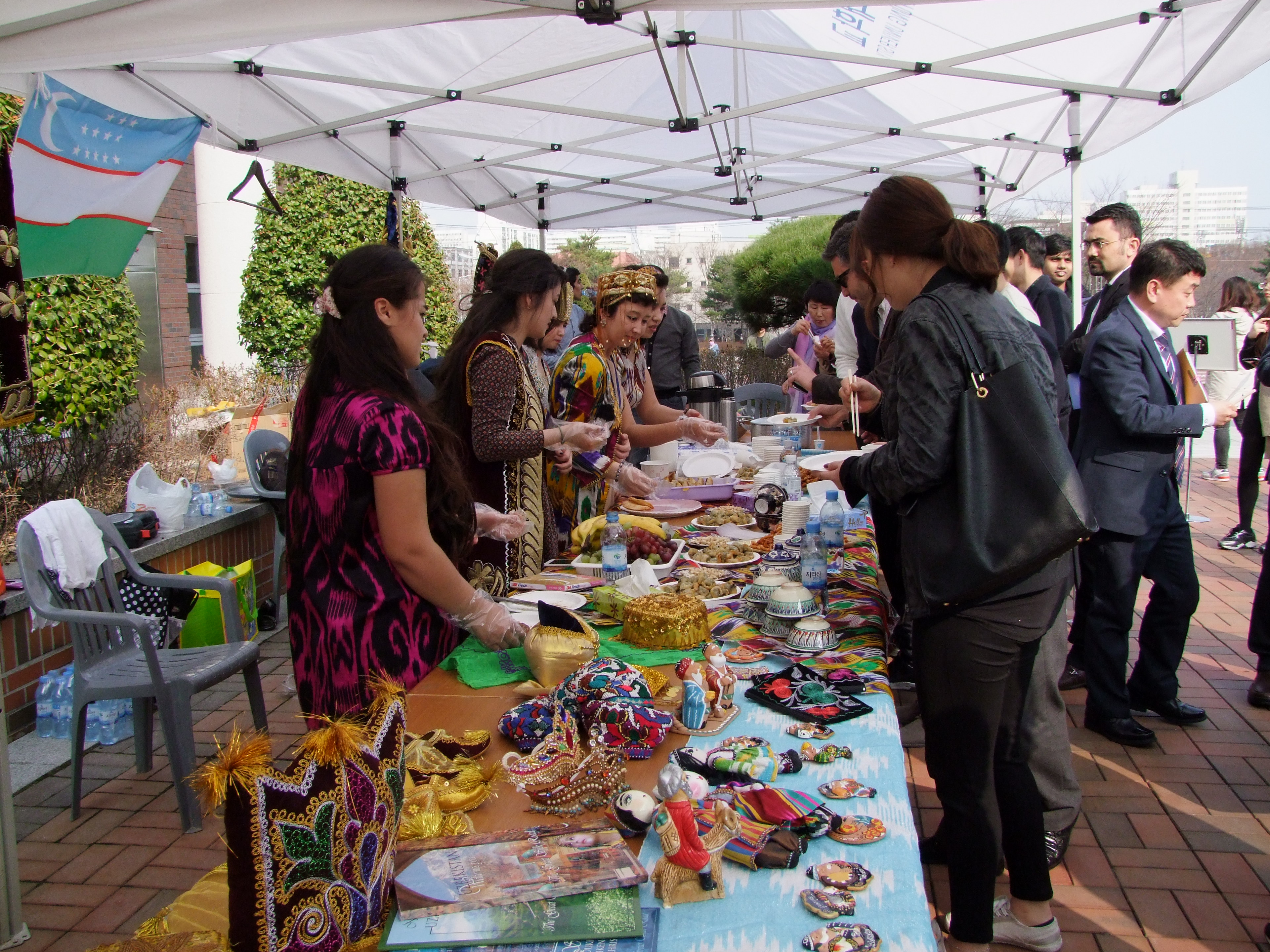 지난 19일, ‘네브루즈’에서 학생 및 주민들이 중앙아시아 국가의 음식・문화를 체험하고 있다. 이연희 기자
