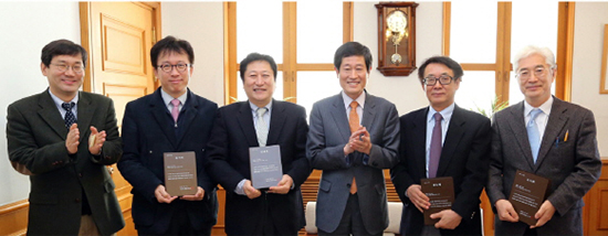 우리학교 출판부는 2014 대한민국학술원 우수학술도서로 선정된 ‘공간과 생활’ 저자들에게 감사패를 전달했다. 우리학교에서는 우수한 저술 및 연구실적을 남긴 교수에게 포상을 주고 있다. 계명대학교 출판부