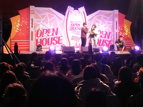 지난 4월 28일에 열린 ‘2016학년도 1학기 명교생활관 오픈하우스’의 명교 갓 탤런트에 참가한 학생이 사회자와 이야기하고 있다. 김우빈 기자