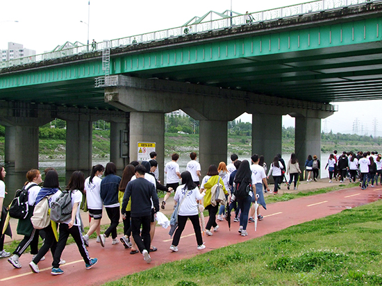 총학생회 주최로 지난 4월 28일에 열린 2016년도 ‘계명 힘찬 발걸음 걷기 대회’에 참가한 학생들이 강창교 근처를 지나가고 있다. 김우빈 기자