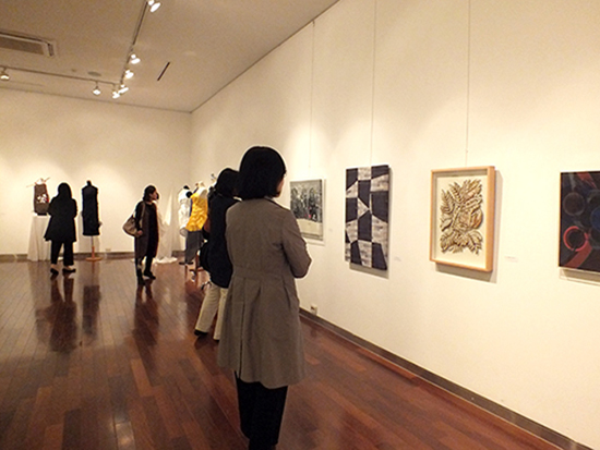 ‘미술대학 교수강사 초대전’에서 교수 및 학생들이 작품을 관람하고 있다. 박지원 기자