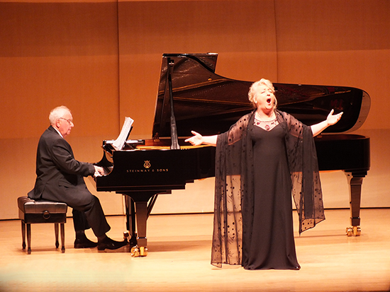 ‘계명-쇼팽음악원 교수음악회’에서 Engenia Rozlach(계명-쇼팽음악원) 교수가 공연하고 있다. 박지원 기자