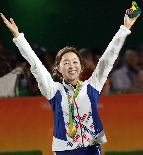 2016 리우 올림픽 양궁 여자 개인전에서 지난 8월 12일에 우승한 장혜진 선수가 시상식에서 금메달을 목에 걸고 관객들을 향해 손을 들어 보이고 있다. 홍보팀