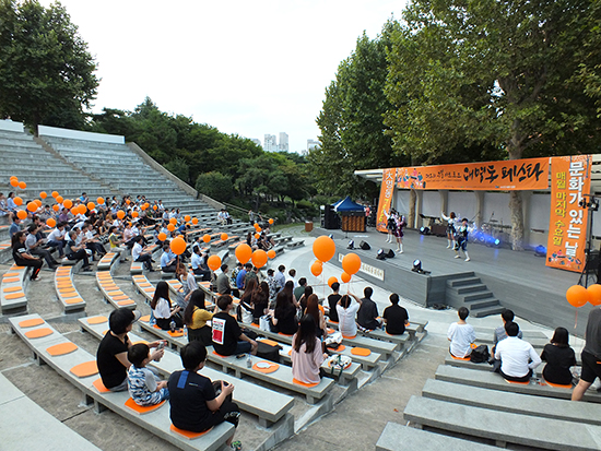 지난 7월 27일 ‘주말 아트로드 대명동 페스타’가 열려 교수, 학생, 지역 주민이 개선공사가 완료된 대명캠 노천강당에 모여 공연을 즐기고 있다. 이연희 기자