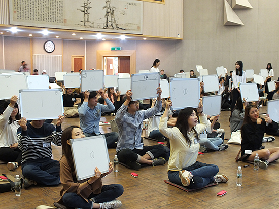 지난 6일 열린 ‘전국 계명-괴테 골든벨’에서 학생들이 문제에 대한 답을 들어보이고 있다. 박지원 기자