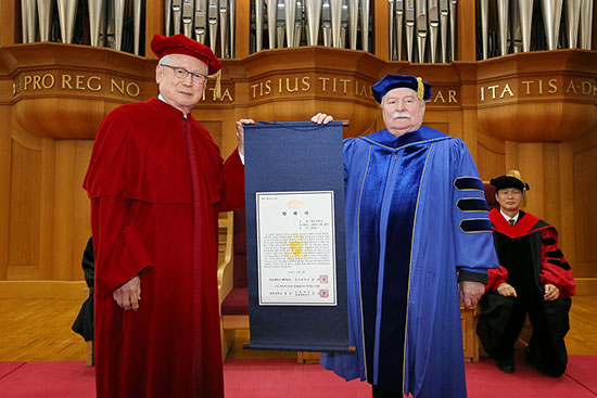 지난 4일 ‘레흐 바웬사 전 폴란드 대통령 명예철학박사학위 수여식’ 후 아담스채플에서 레흐 바웬사(우)가 신일희 총장(좌)과 기념촬영을 하고 있다. 홍보팀