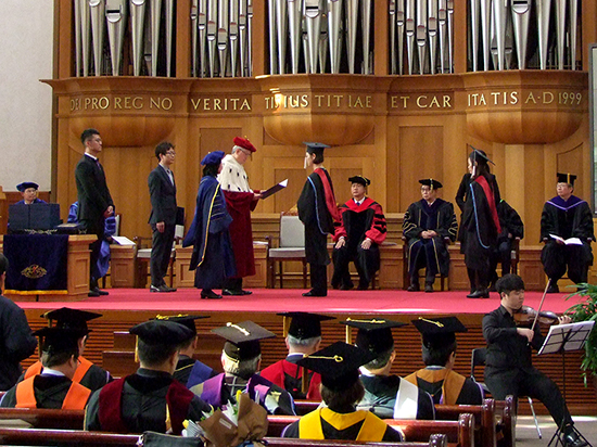 지난 2월 15일 아담스채플에서 ‘2016학년도 대학원 학위수여식’이 열린 가운데 신일희 총장이 대학원 졸업생들에게 졸업장을 수여하고 있다. 신주희 기자