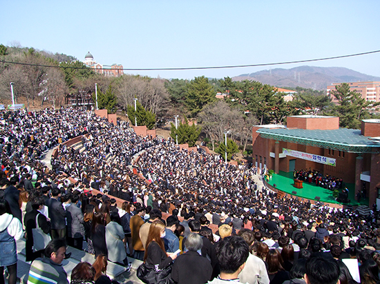지난 2월 28일 성서캠퍼스 노천강당에서 약 4천여명의 신입생들이 참석한 가운데 '2017학년도 신입생 입학식'이 진행되고 있다. 박한솔 기자