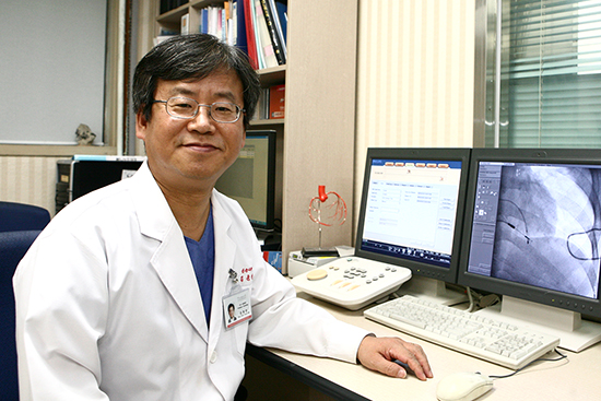 동산병원 심혈관 조영실에서 의료진들이 심전도 센서 삽입 수술 중, 환자의 심전도를 모니터링 하고 있다. 홍보팀