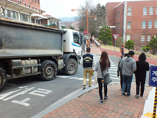 학생들의 통행이 잦은 영암관과 아람관 사이 길로 덤프트럭이 지나가고 있다. 이연희 기자