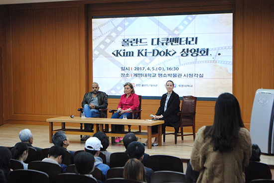 지난 5일 행소박물관에서 열린 영화 ‘김귀덕’ 시사회에서 연출을 맡은 두 감독이 학생들과 질의응답 시간을 갖고있다. 신주희 기자