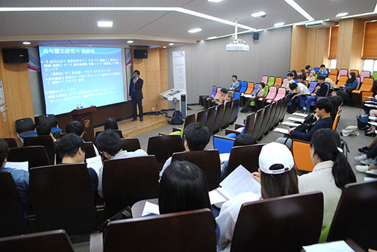 지난 4월 28일 들메실에서 열린 학술대회에서 도쿄부립대학 이오우에 나오키 교수가 ‘고구려사와 만선사’에 대한 발표를 하고 있다. 김주아 기자