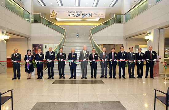 지난 16일 행소박물관 1층에 열린 ‘40년의 발자취 특별전’개막식에서 인사들이 모여 기념촬영을 하고 있다. 신주희 기자