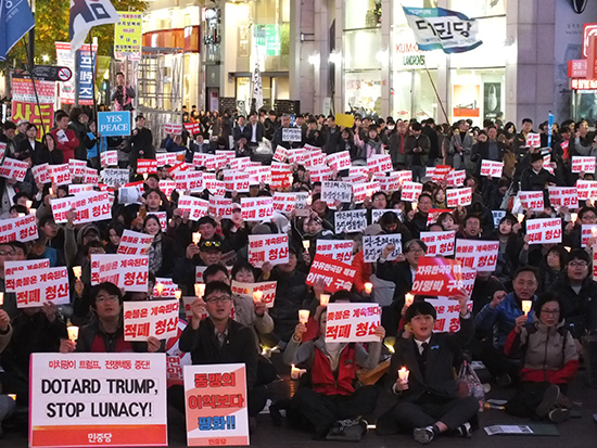 지난 11월 4일 동성로 대구백화점 앞 광장에서 열린 ‘대구 촛불 1주년 대회’에서 시민들이 구호를 외치고 있다. 박한솔 기자