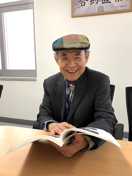 임우상 교수가 최근 출판된 『啓音하나회』를 펼쳐 보이고 있다. 신주희 기자