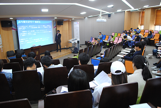 2017년 4월 28일 들메실에서 열린 학술대회에서 도쿄부립대학 이오우에 나오키 교수가 ‘고구려사와 만선사’에 대한 발표를 하고 있다. 계명대신문사