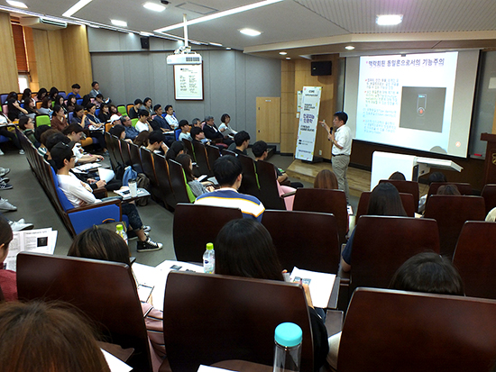 2017년 9월 15일 영암관 358호에서 ‘인문학 강의 상호교환제’강의가 열려 이상욱(한양대・철학) 교수가 ‘인공지능 인문학: 기계 지능의 낯설음을 중심으로’를 주제로 강연하고 있다. 계명대신문사