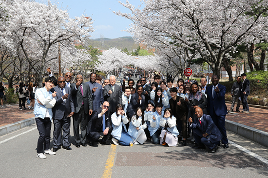 지난달 3일 우리학교를 방문한 아프리카 14개국 주한대사 일행과 우리학교 신일희 총장을 비롯한 관련 교수 및 학생들. 홍보팀