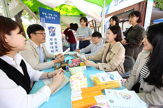 청년고용정책 축제에서 취업준비생들이 상담을 받고 있는 모습. 홍보팀