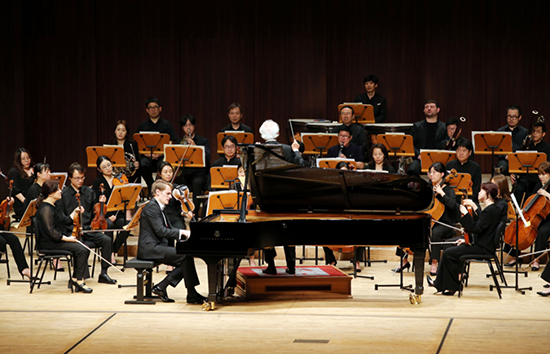 지난달 18일 계명아트센터에서 열린 ‘제4회 아시아・태평양 쇼팽 피아노 콩쿠르에서 시니어부 공동 2등을 수상한 세르게이 벨야프스키가 우승자 연주회를 진행하고 있다. 홍보팀